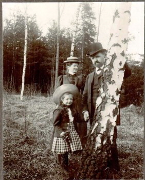 Peter Gast 1908 in Annaberg mit Frau Luise und Tochter Carina-001 (Andere)